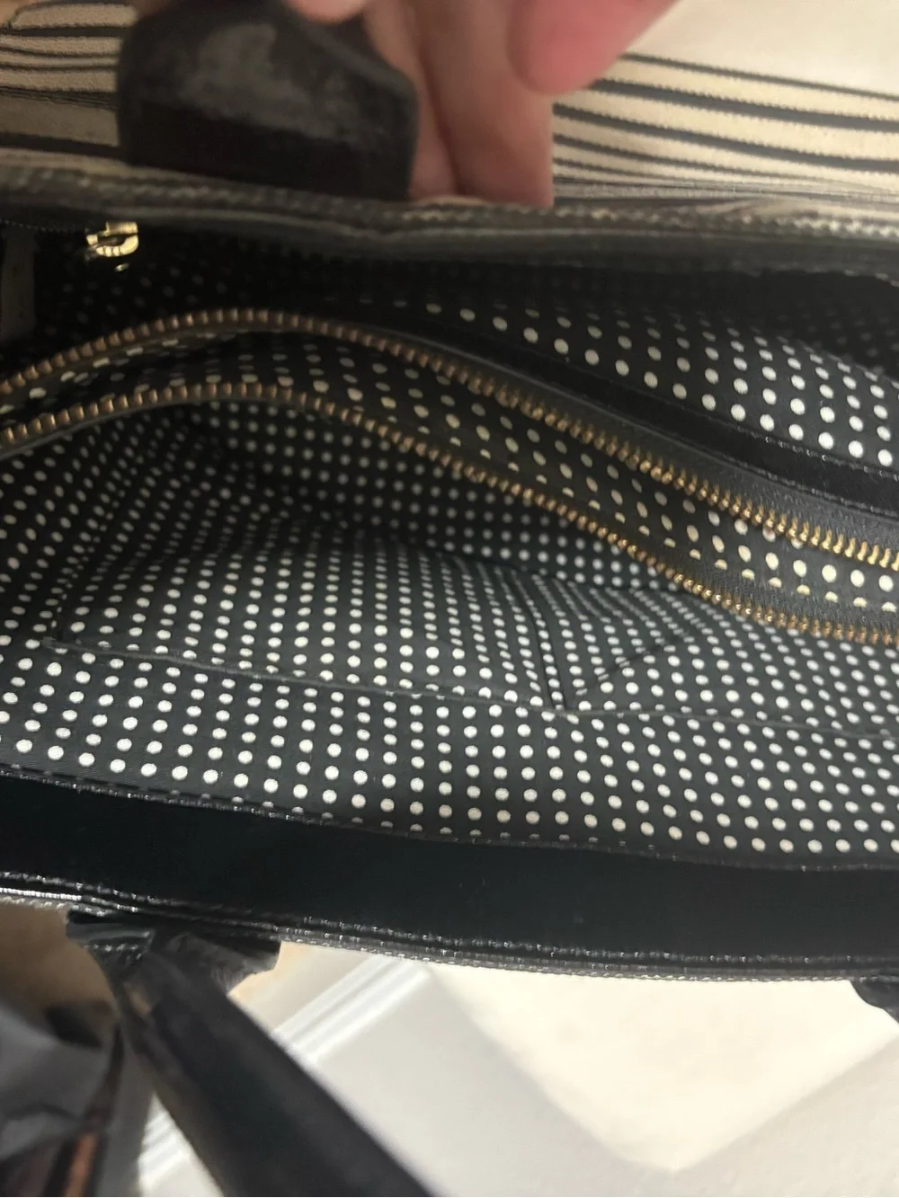 Kate Spade New York Quinn Villabella Fabric hand Bag black / natural striped